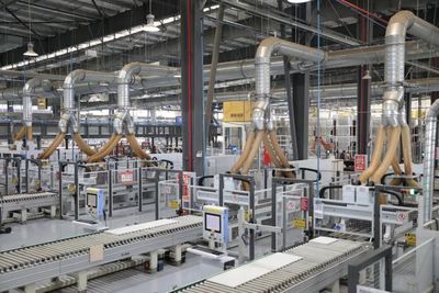 央視網(wǎng)走進索菲亞 4.0數(shù)智工廠如何演繹制造強國范例與家居市場變革